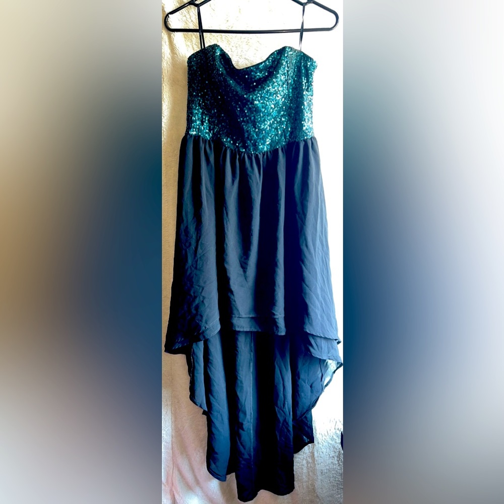 Beautiful winter formal dress 👗 Knee length in front & mid length in back 💘💘